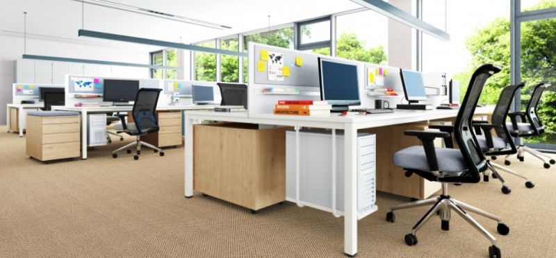 aranżacja biura openspace biurka typu bench wieloosobowe stelaż na konputer i kosz na kable jasne nowoczesna biuro